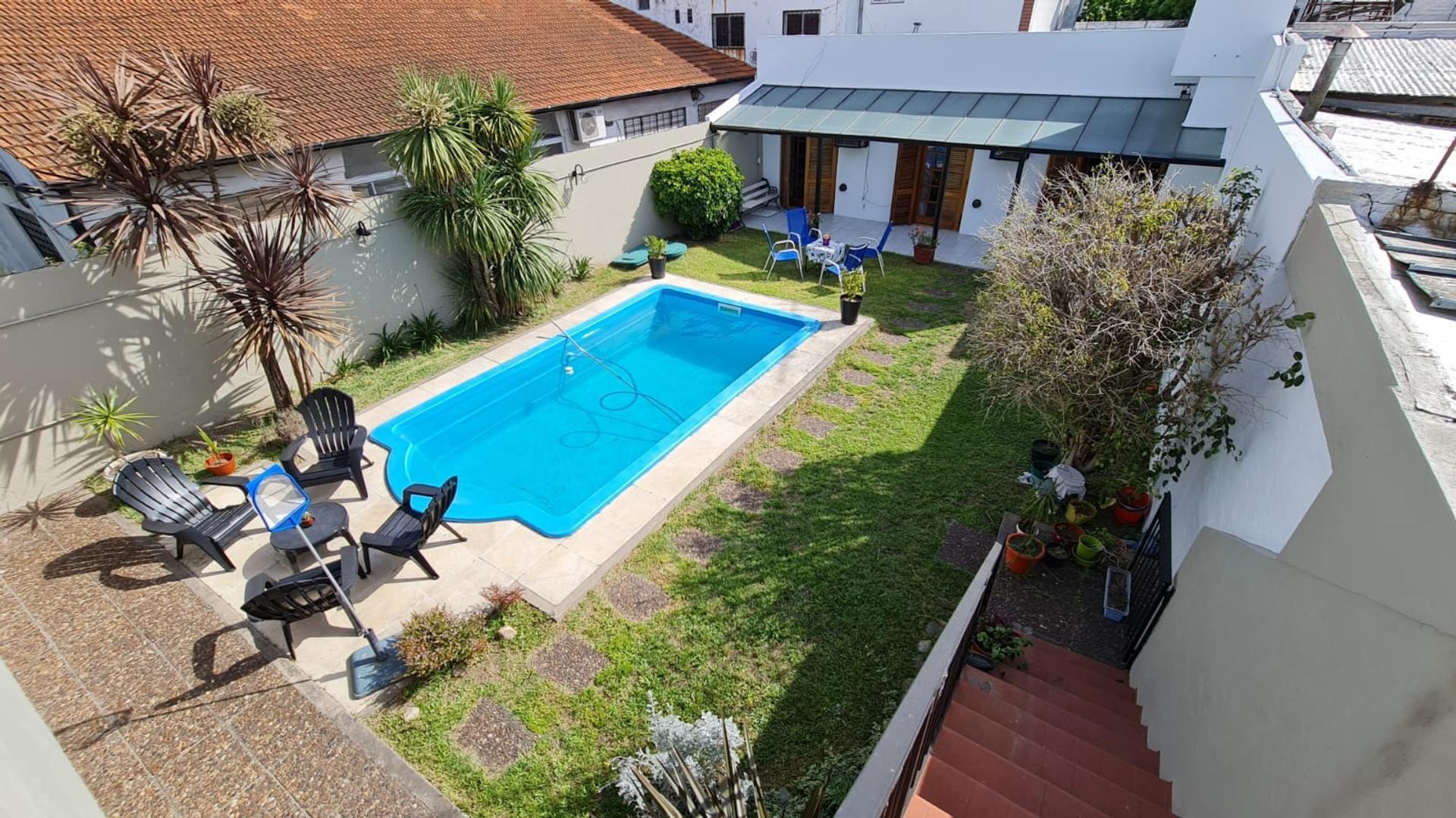 VENTA CASA 5 AMB CON PILETA, FONDO, COCHERA DOBLE EN QUILMES