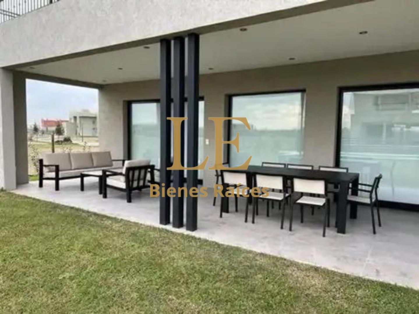 Casa 5 ambientes con 4 baños