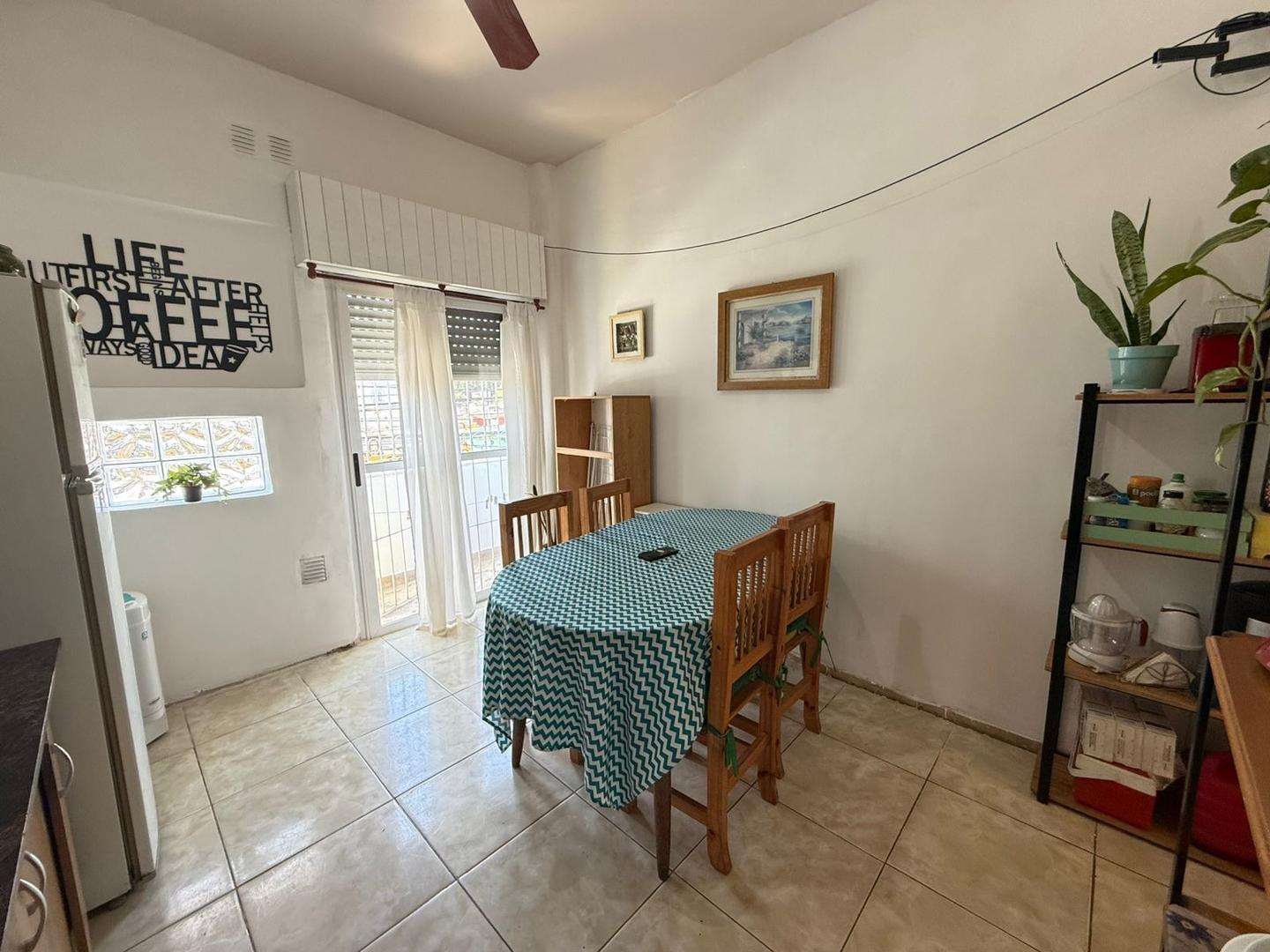 Excelente 3 ambientes con balcón, refaccionado / Centro V.A