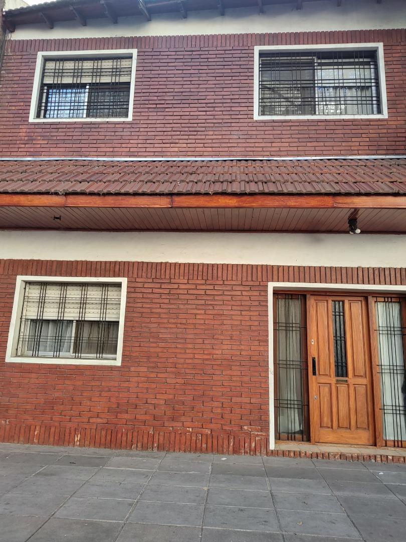 DUPLEX DE 6 AMBIENTES CON SALIDA A 2 CALLES