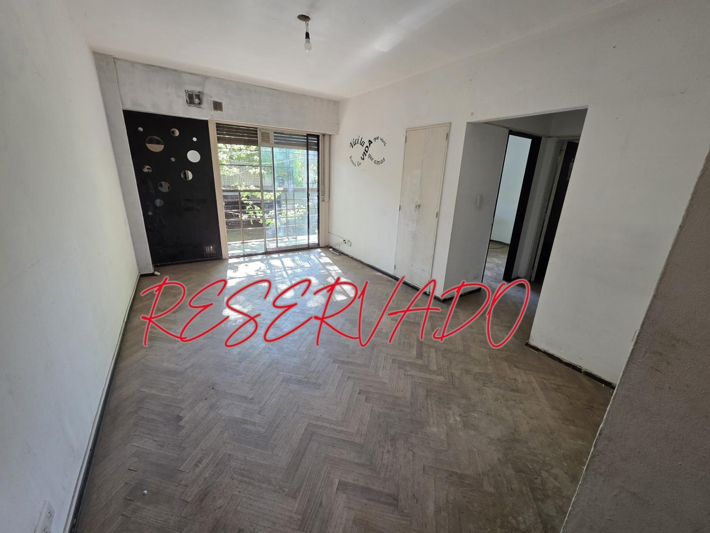 Departamento al frente con balcón a reciclar