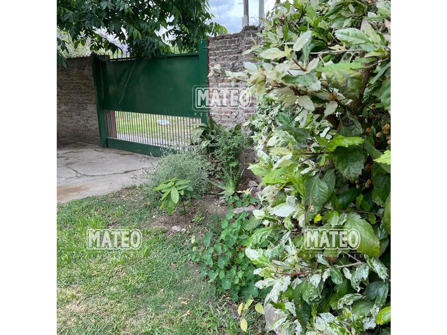 AMPLIA Y SOLIDA CASA CONSTRUIDA EN 2 PLANTAS.