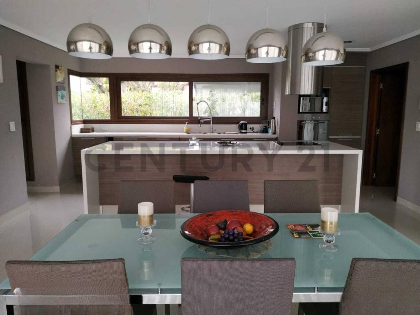 Casa en Venta con 3 cocheras