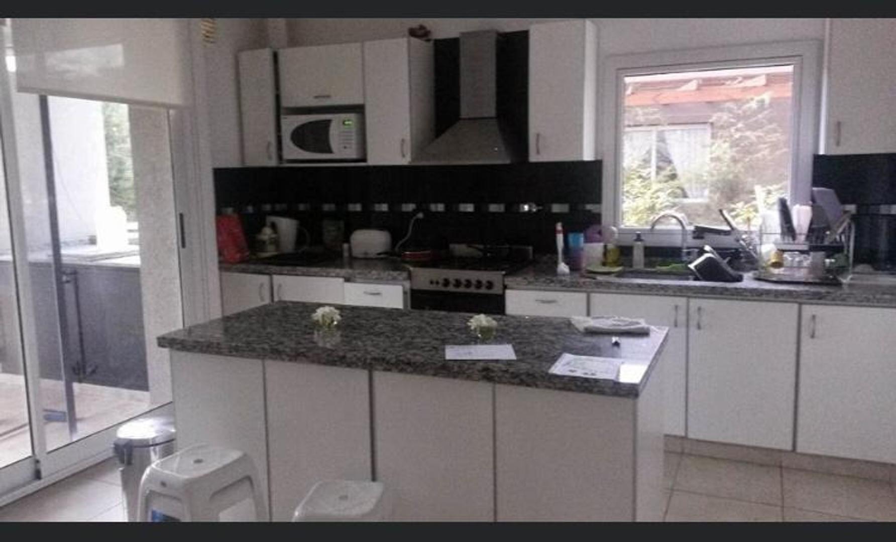 Casa 4 ambientes con 3 baños