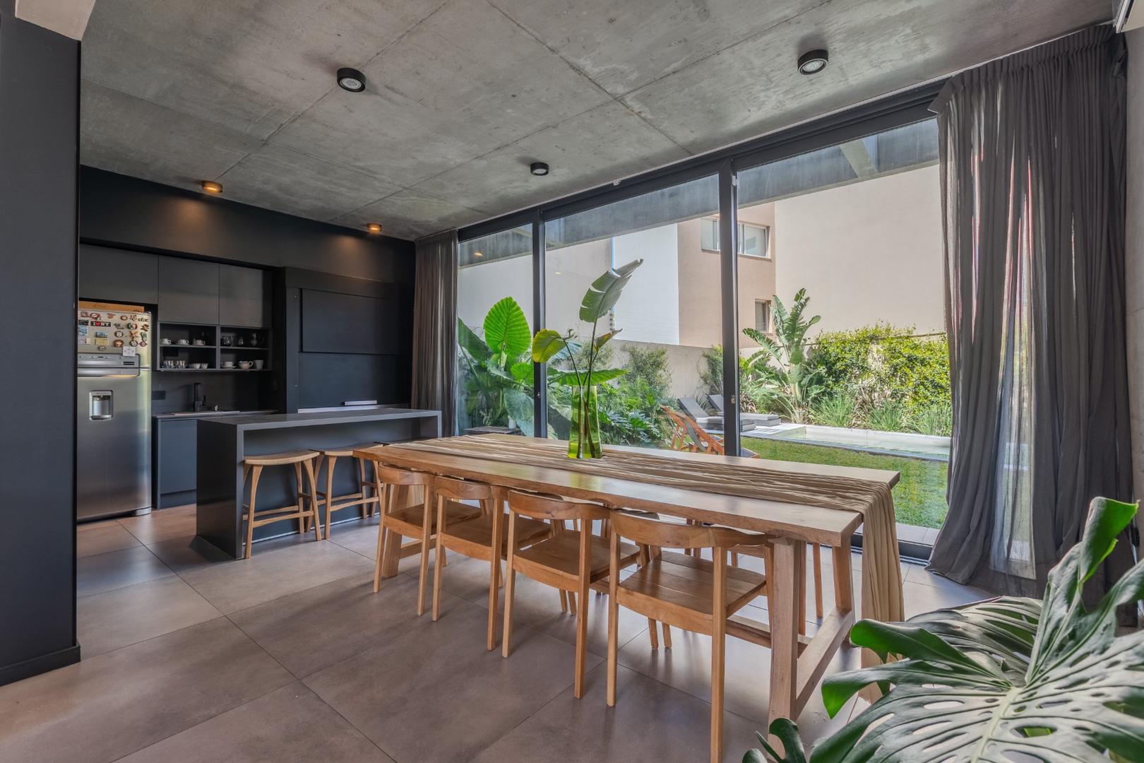 Casa en Alquiler con 2 cocheras