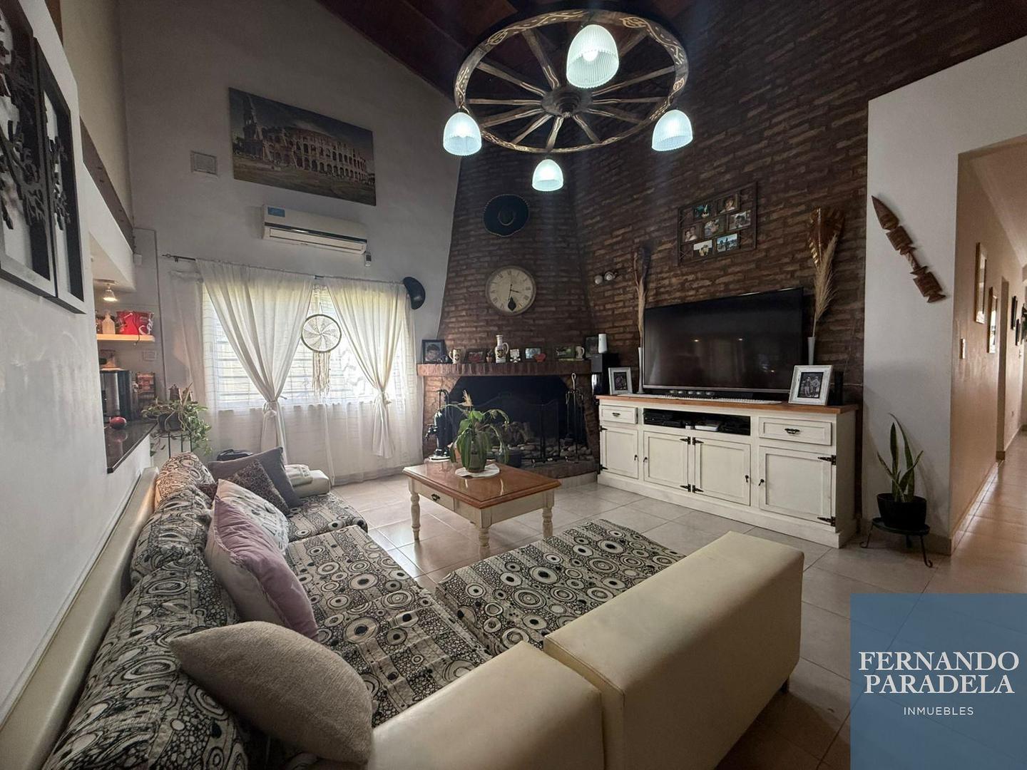 Casa en Venta con 2 cocheras