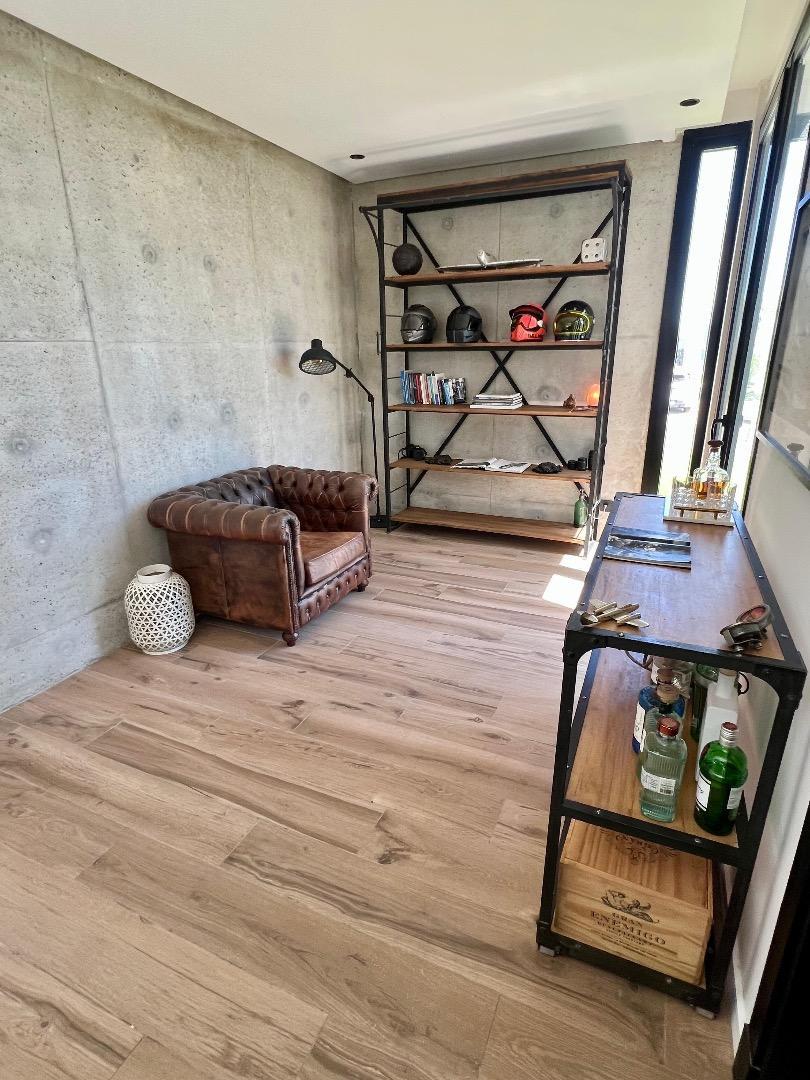 Casa en Alquiler con 6 cocheras