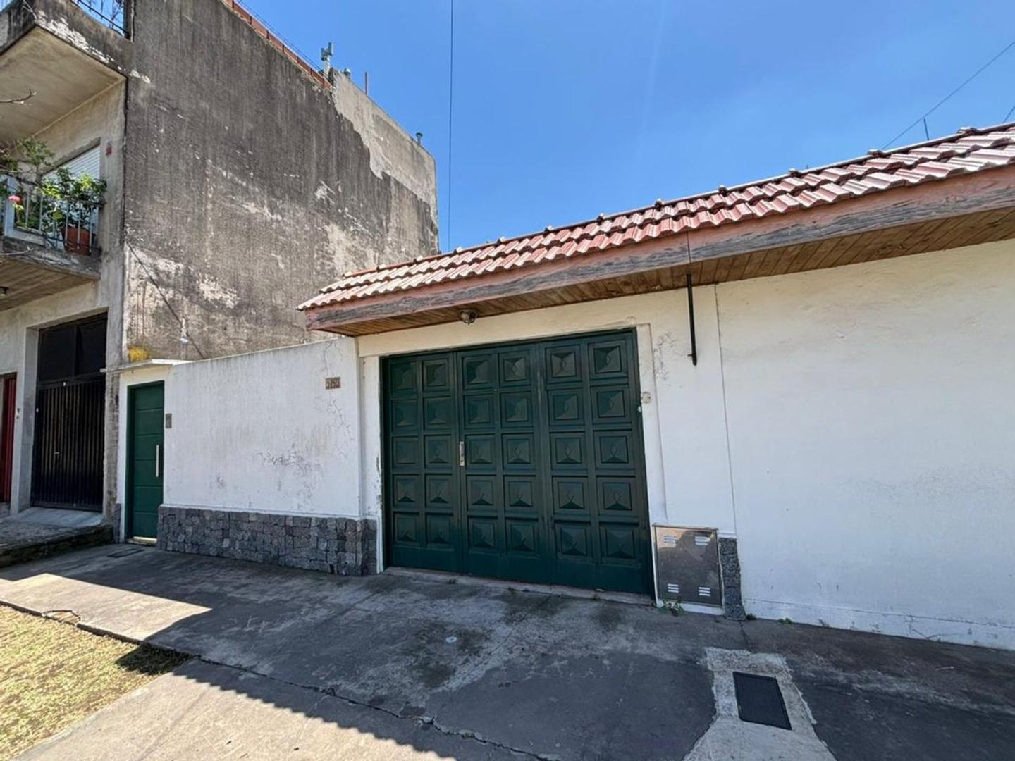 CASA 3 AMB CON DPTO -JARDIN EN VENTA EN AVELLANEDA