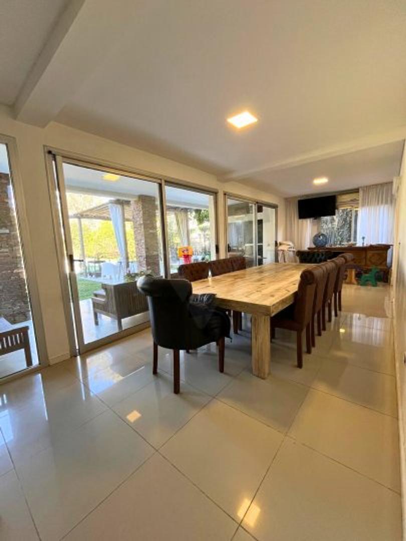 Casa en Venta con 3 cocheras