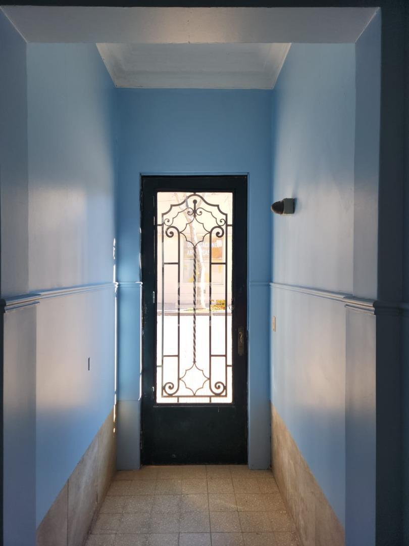 Casa céntrica a de 3 dorm, dependencia, patio y garage