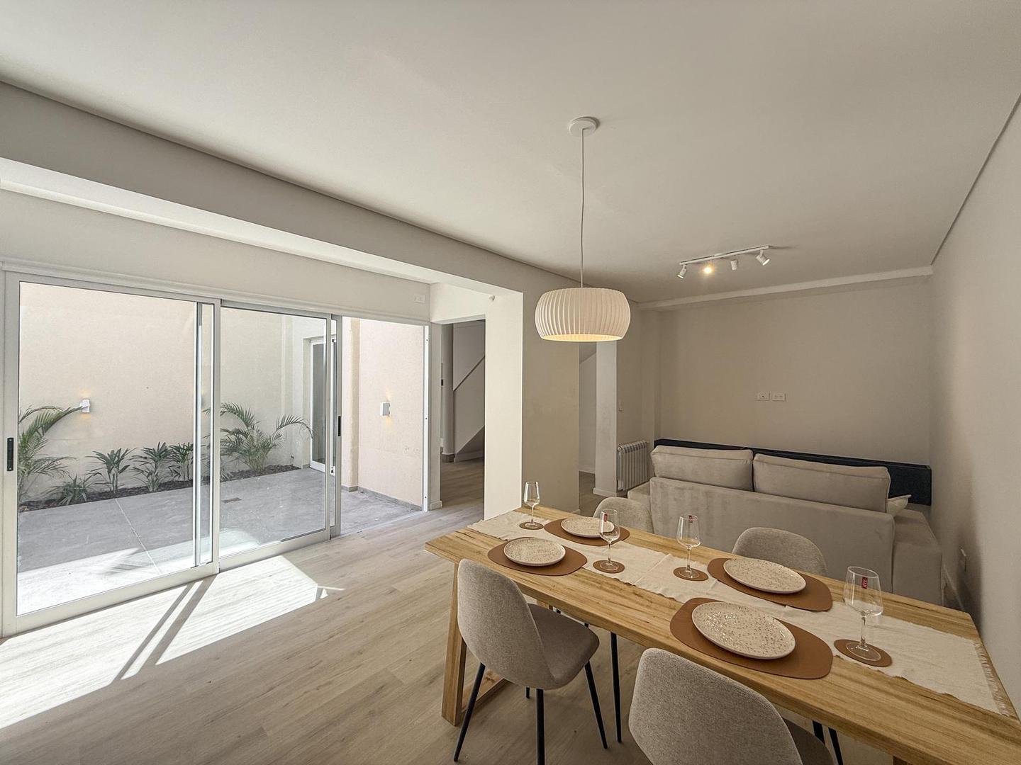 Casa de pasillo con 3 dormitorios, patio y parrillero en el Centro