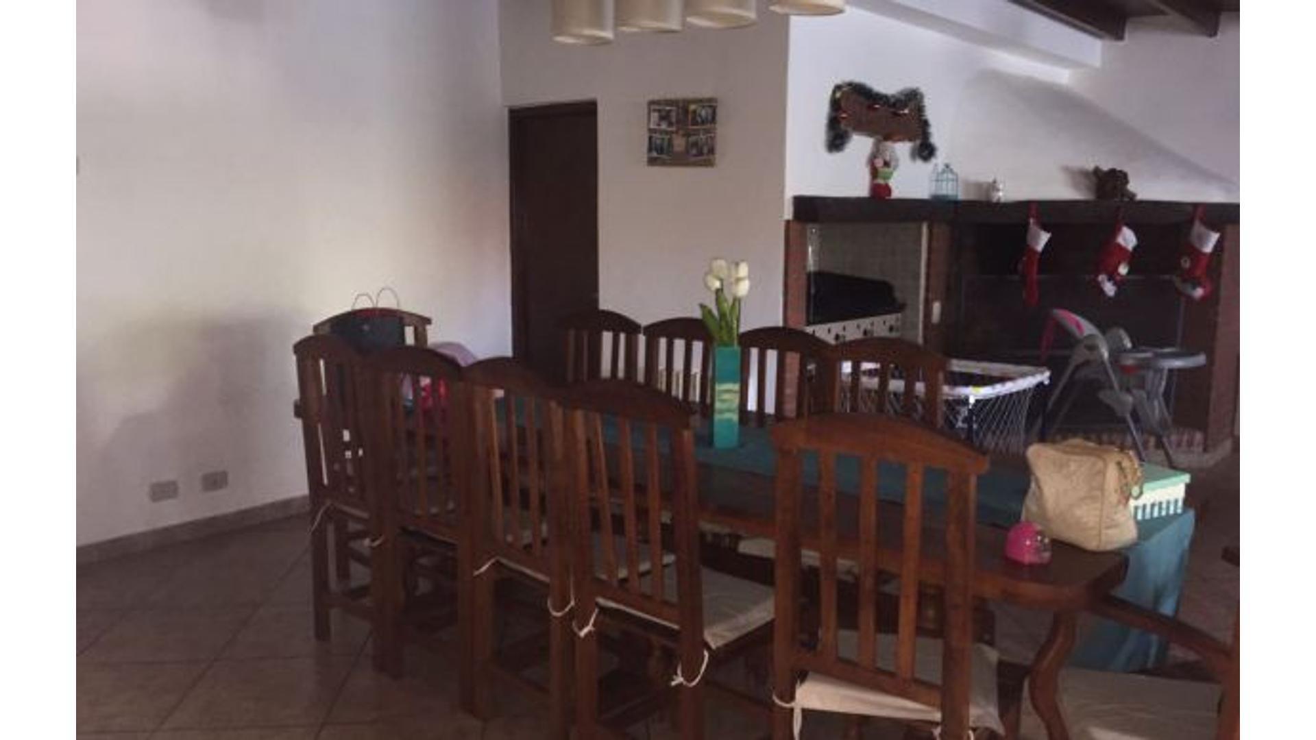 Casa 5 ambientes con 4 baños