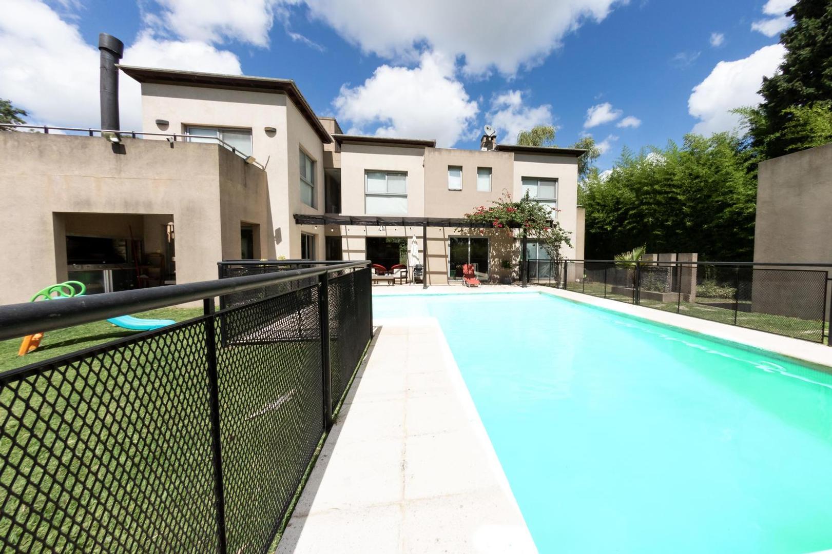 Venta Casa 5 Ambientes en Country El Paraíso