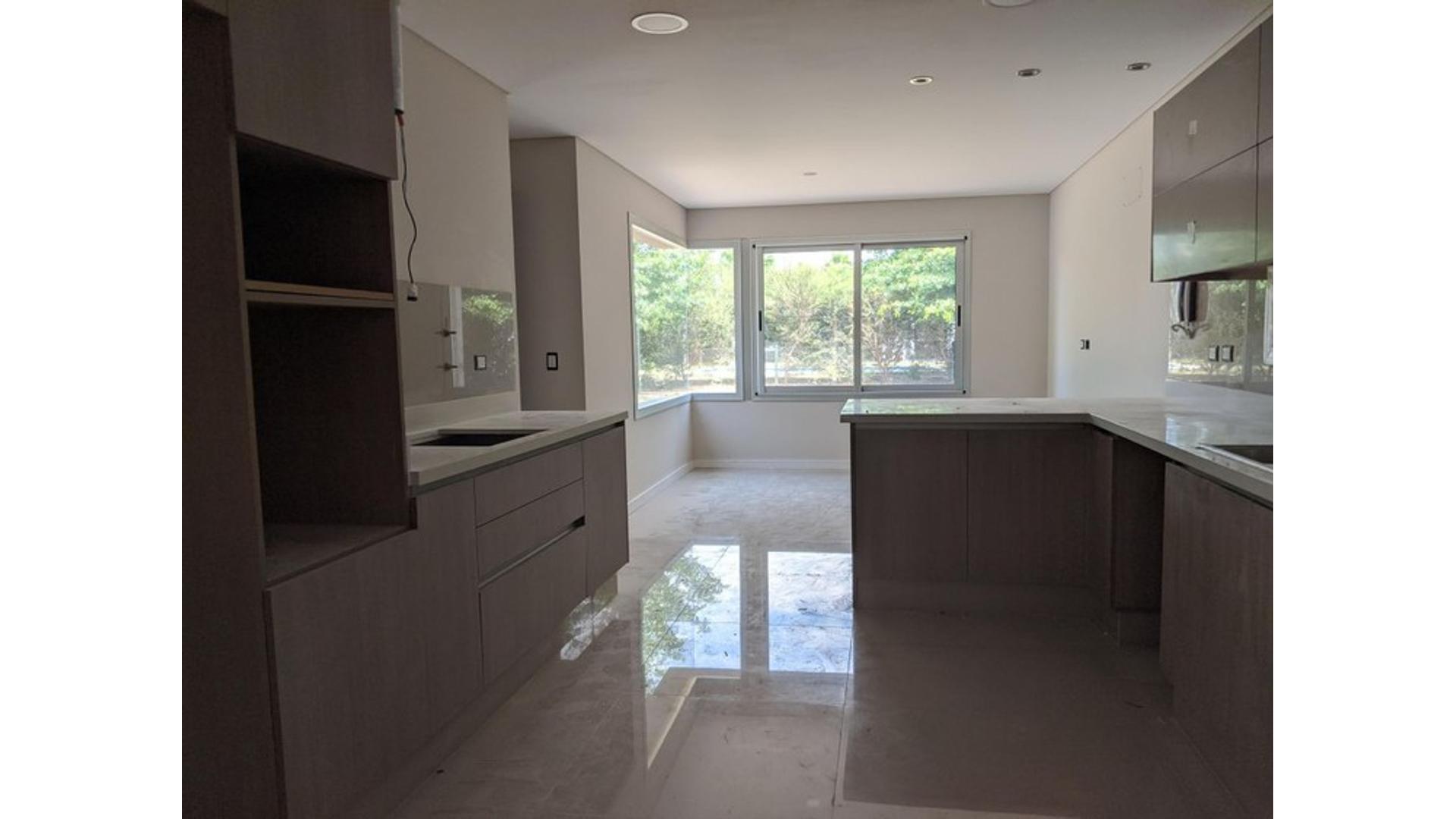 Casa 4 ambientes con 4 baños