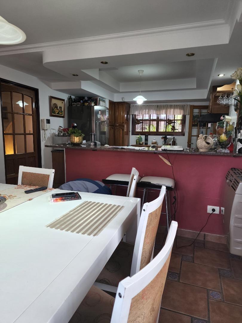 Casa 5 ambientes con 4 baños