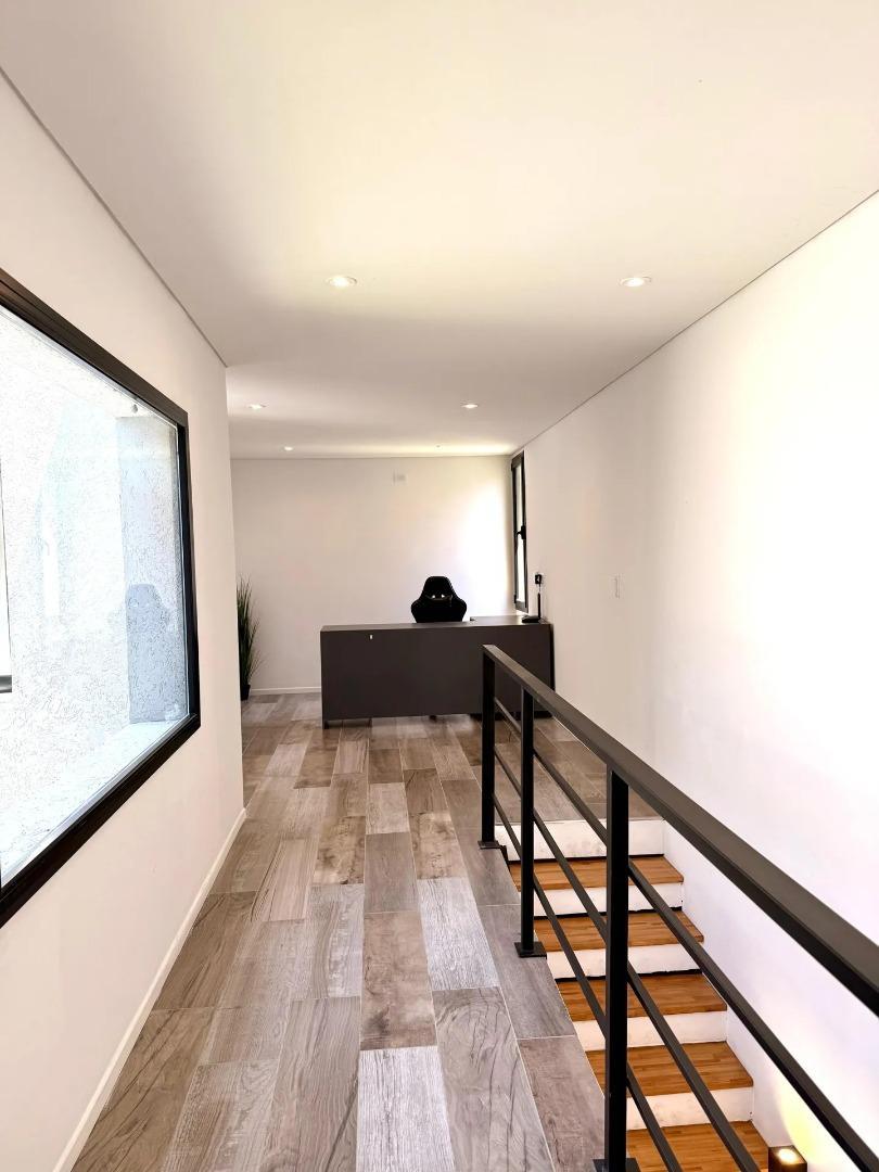 Casa en Alquiler con 2 cocheras