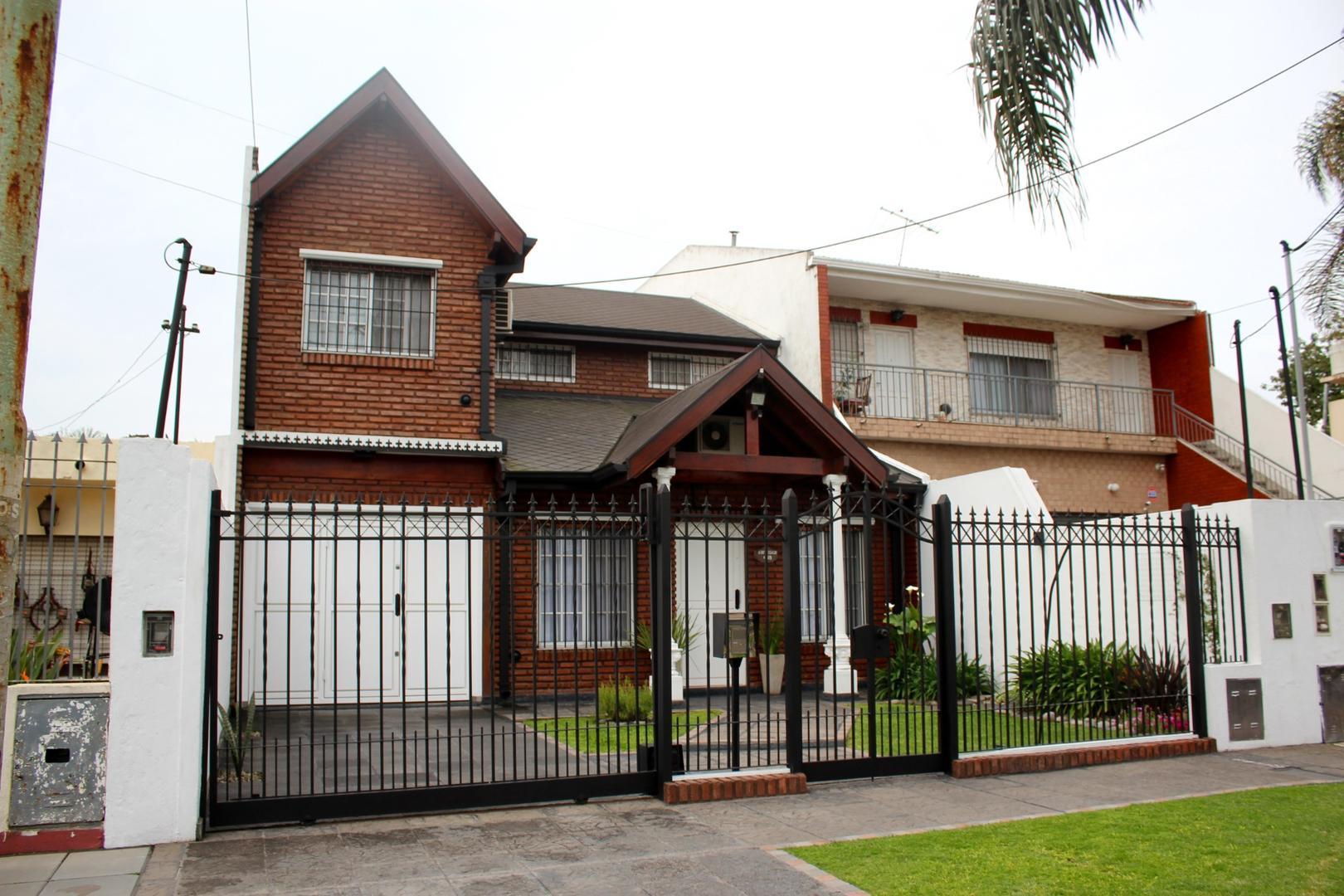 Casa de 3 dormitorios entrada para auto y jardín