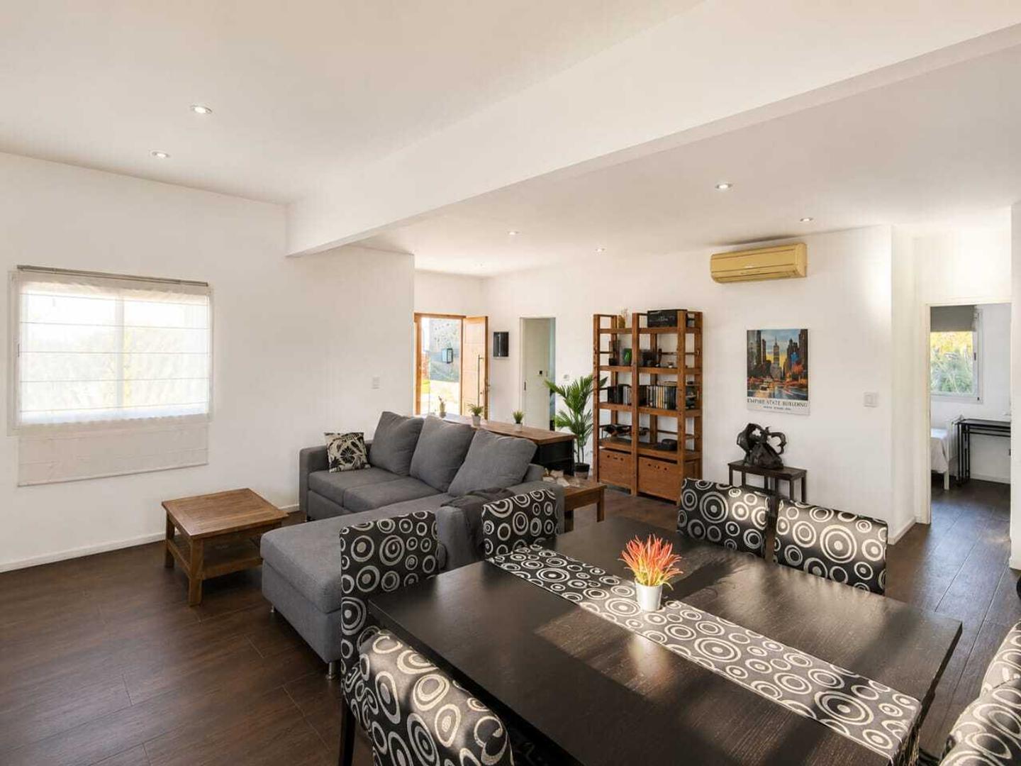 Casa 4 ambientes con 2 baños