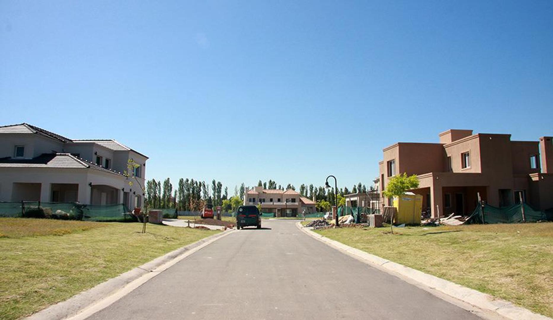 Lote En Venta En Barrio Village Joven, Bella Vista