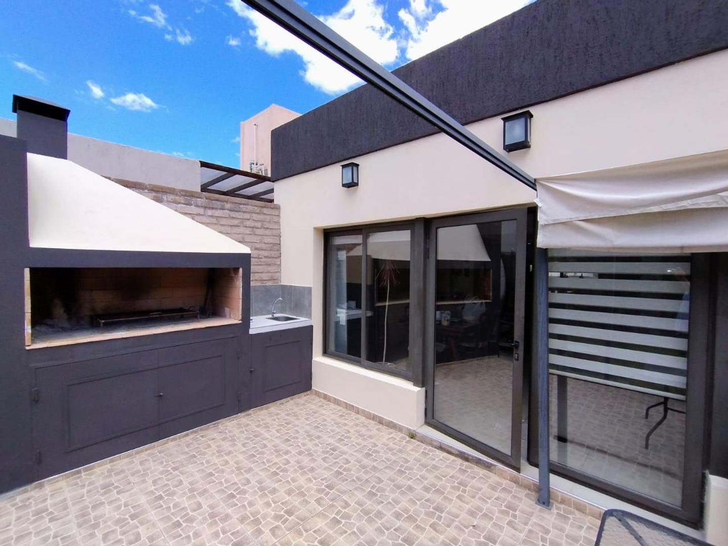 Casa en Alquiler con 2 cocheras