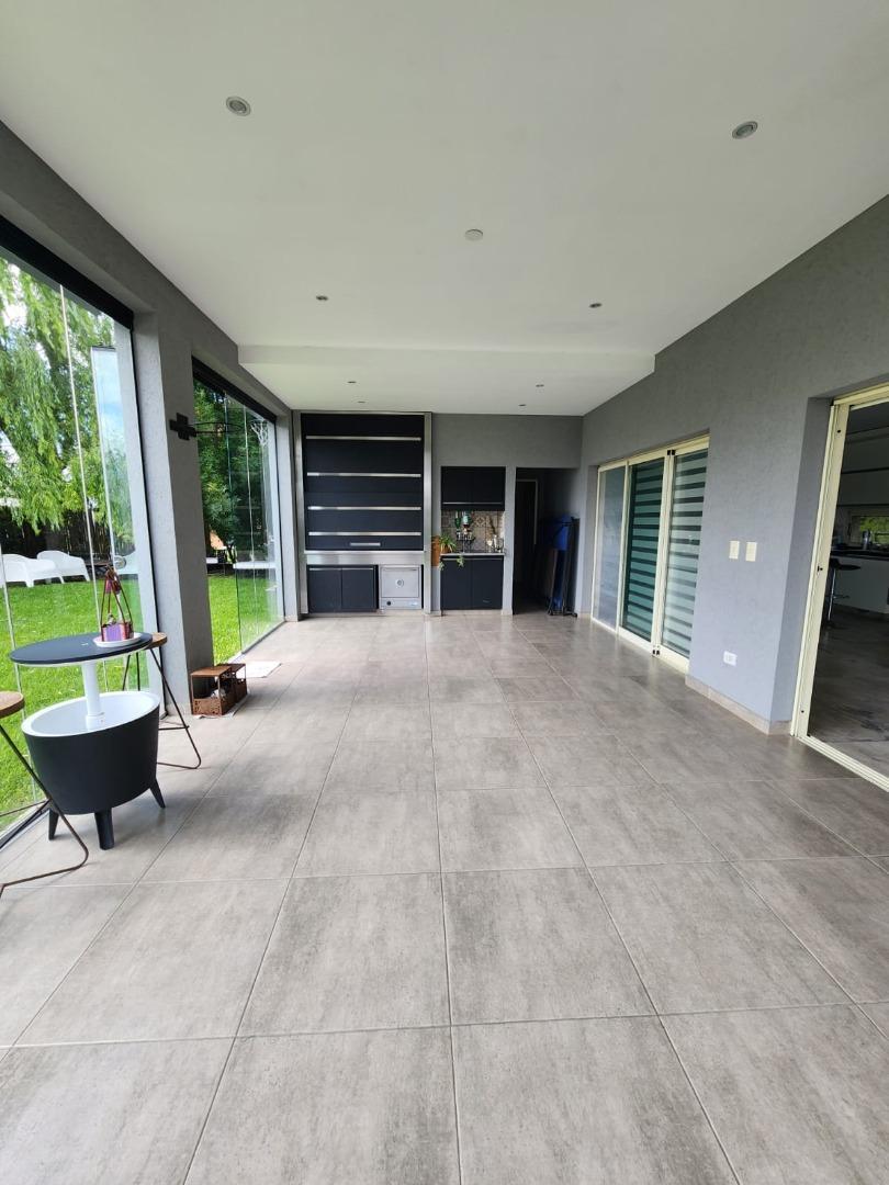 Casa 5 ambientes con 4 baños