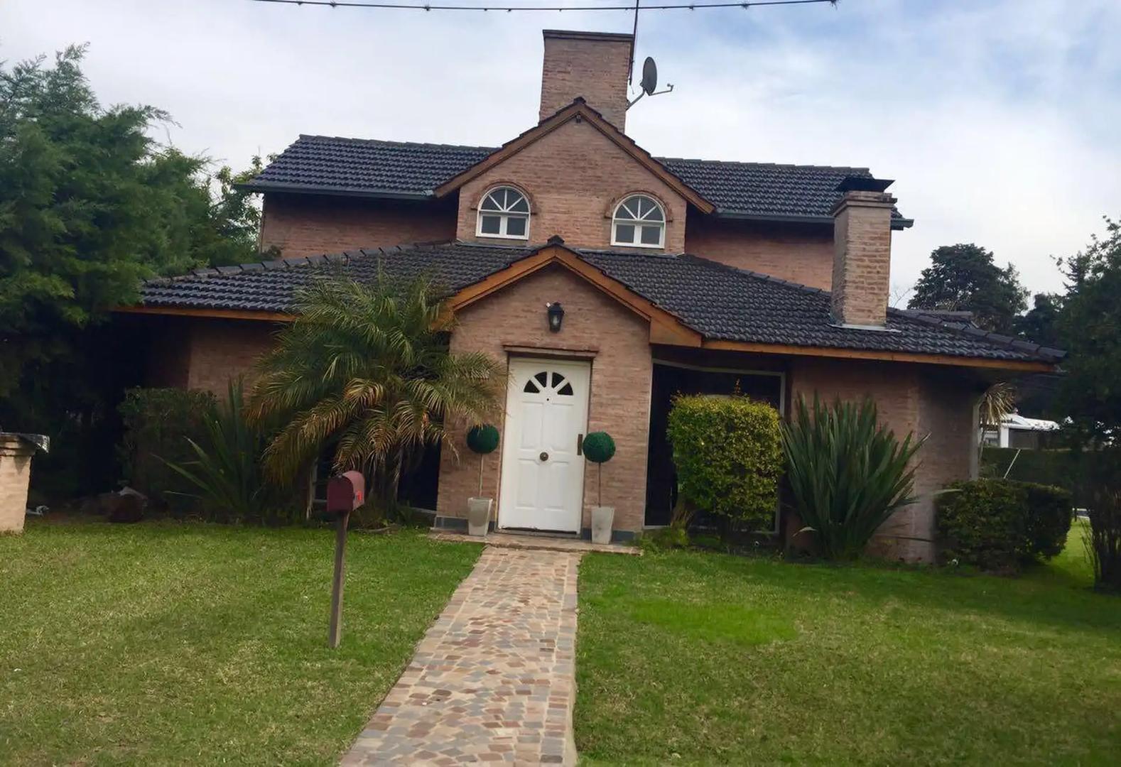 Casa en alquiler temporario c/ cochera en Loma Verde