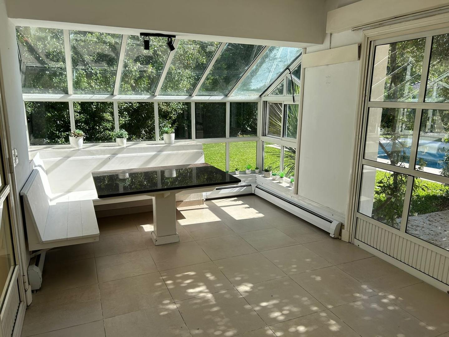 Casa en Alquiler Temporal con 4 cocheras