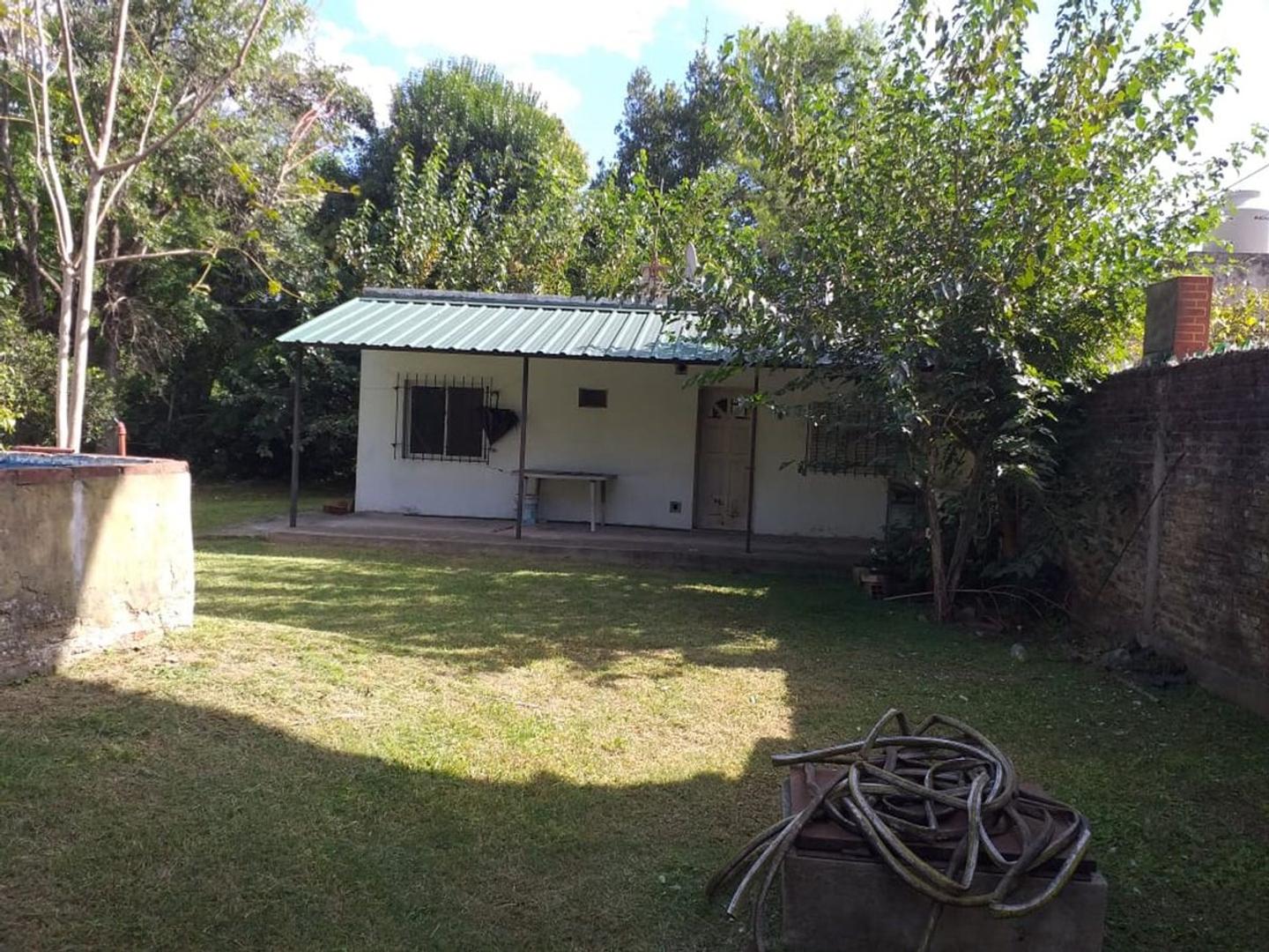 Venta lote con casa a refaccionar en del viso