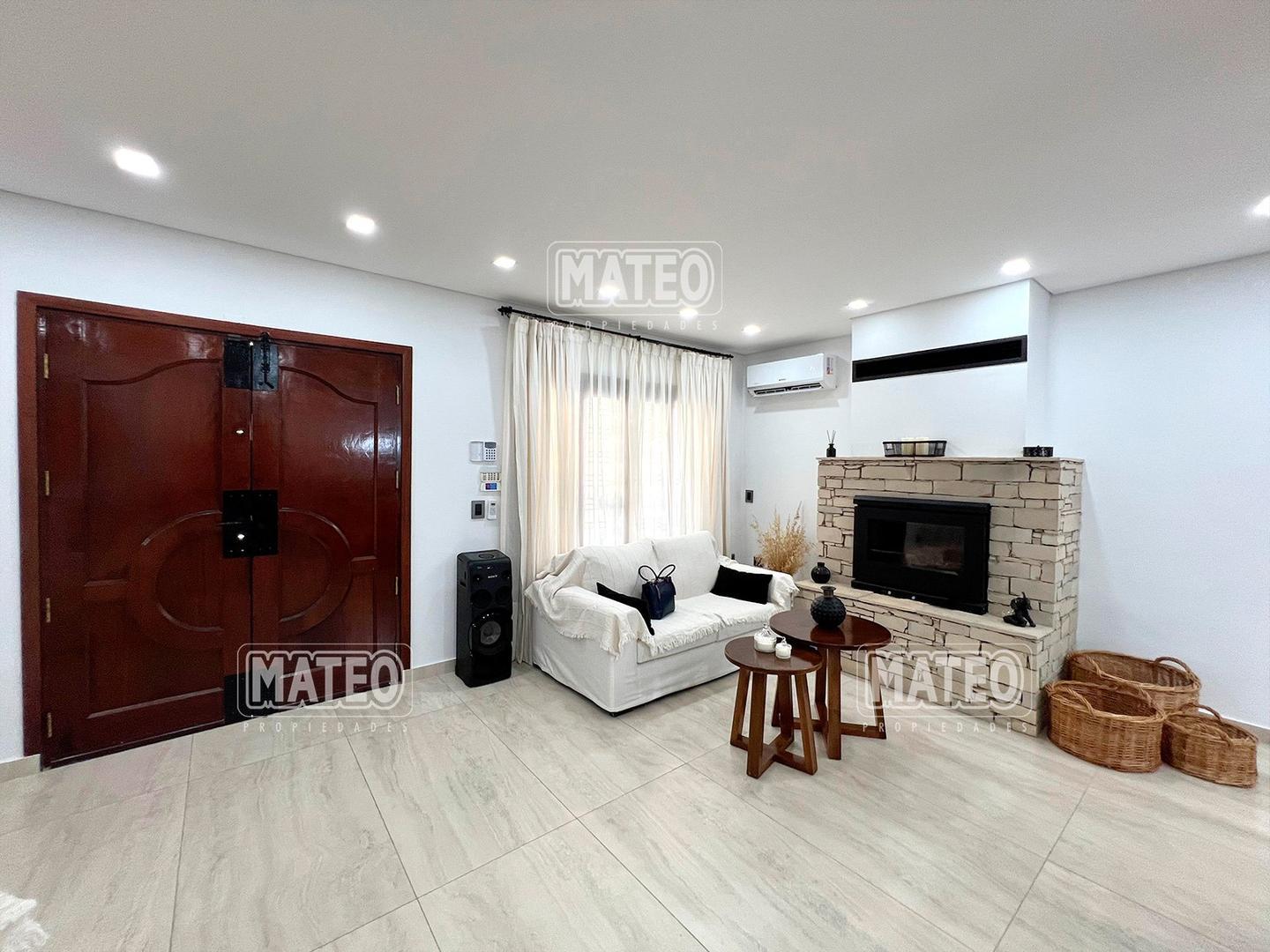 Casa en Venta con 2 cocheras