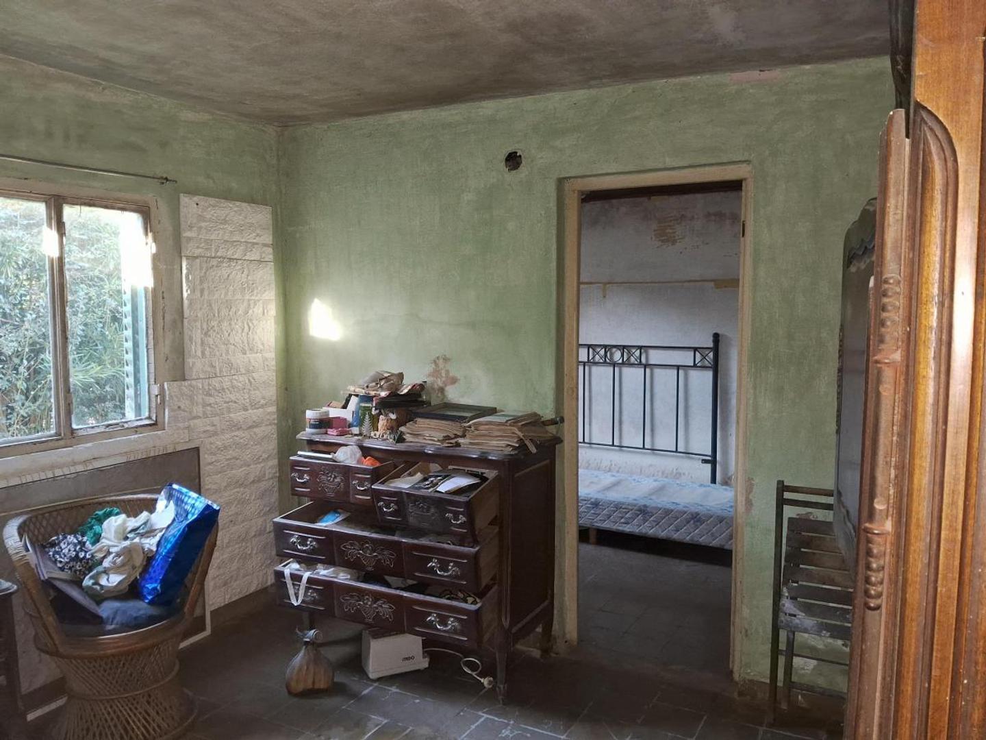 Casa a refaccionar en venta en Parque Peró