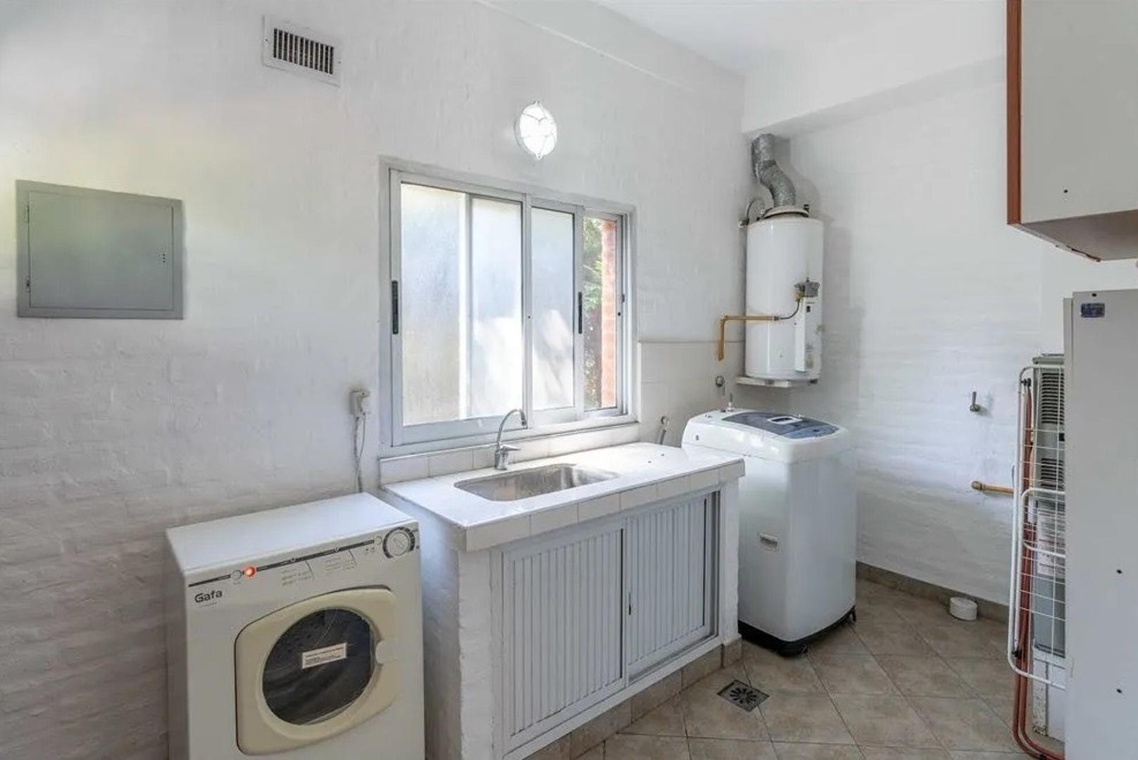 CASA EN VENTA 6 AMB. BARRIO ECHEVERRIA DEL LAGO-CANNING