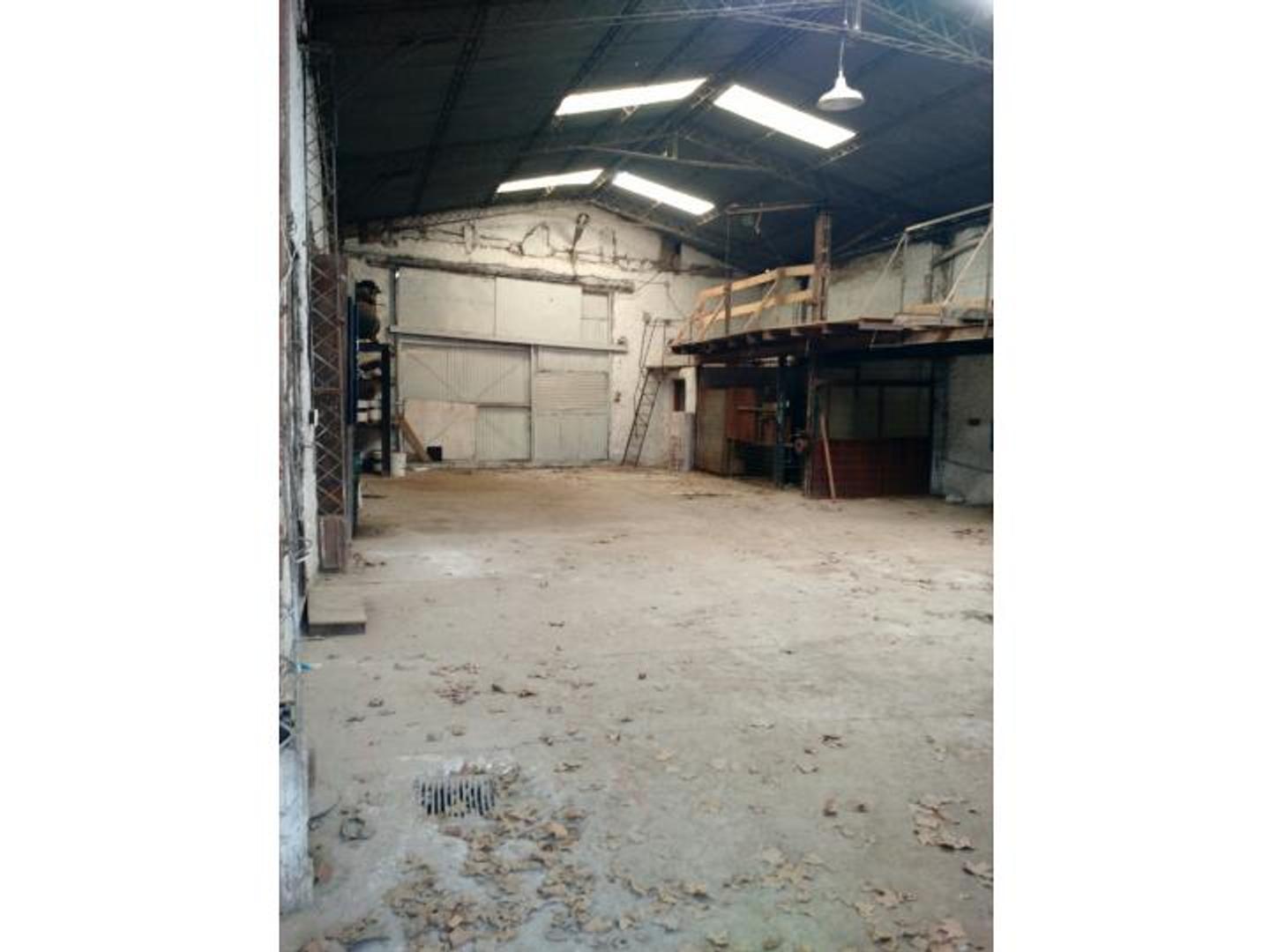 Ricchieri 2863.  (Carrasco) 2 GALPONES,