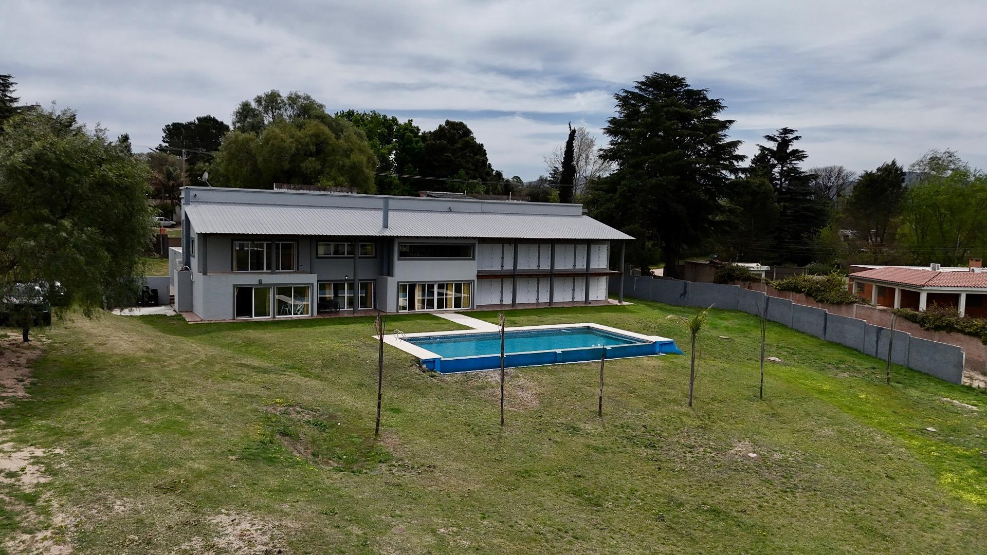 Casa 8 ambientes con 5 baños