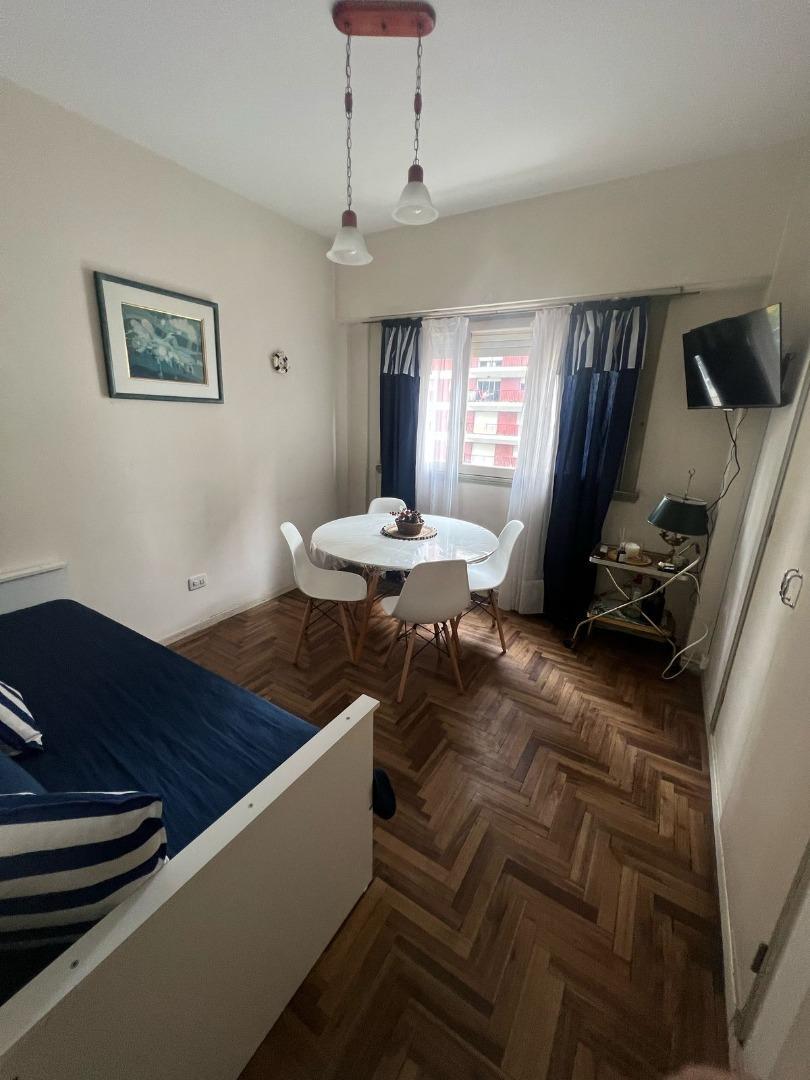 Departamento de 2 ambientes a la calle en Av. Luro