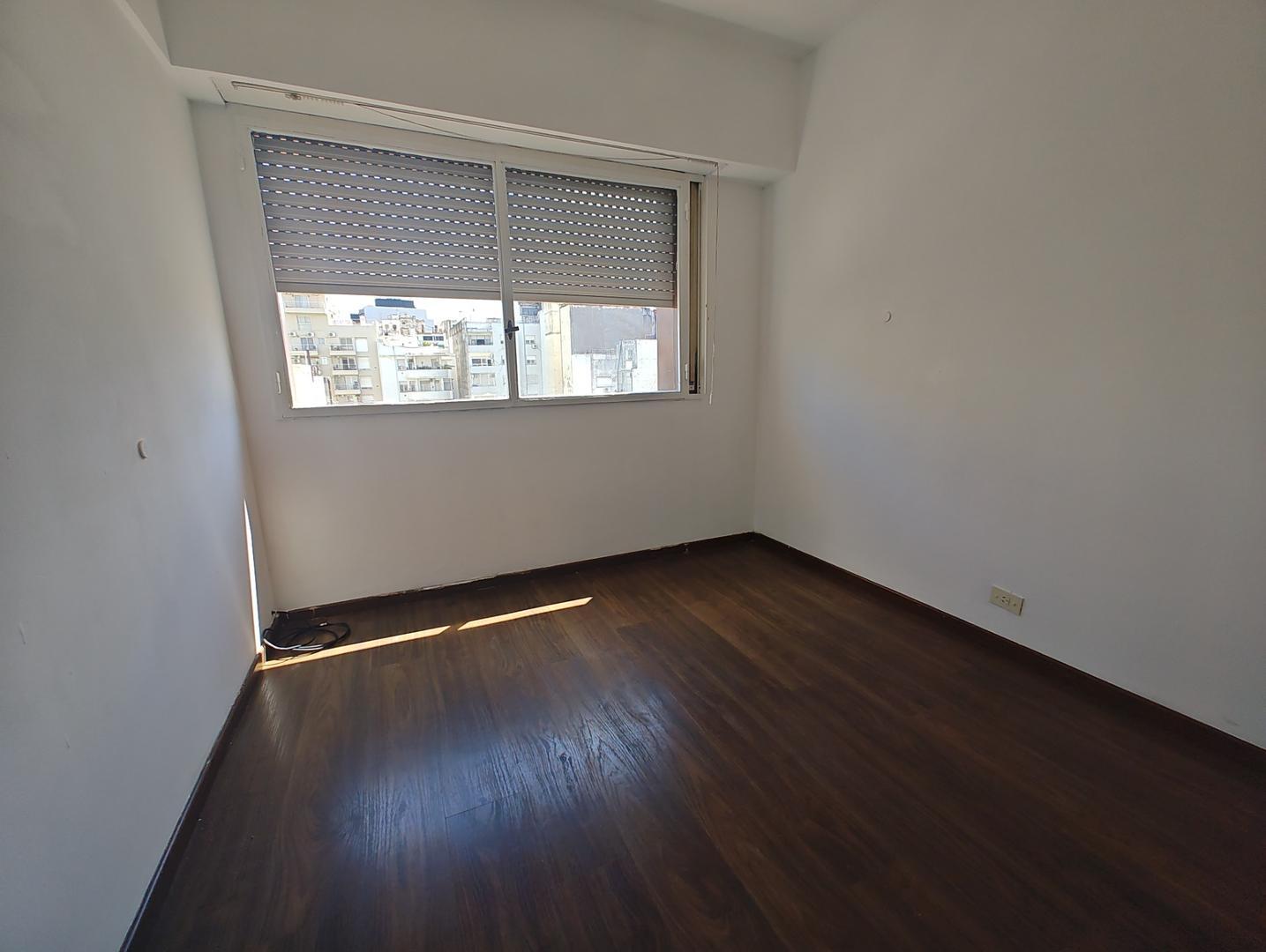 Dos Ambientes en exelente ubicación. Luminoso.