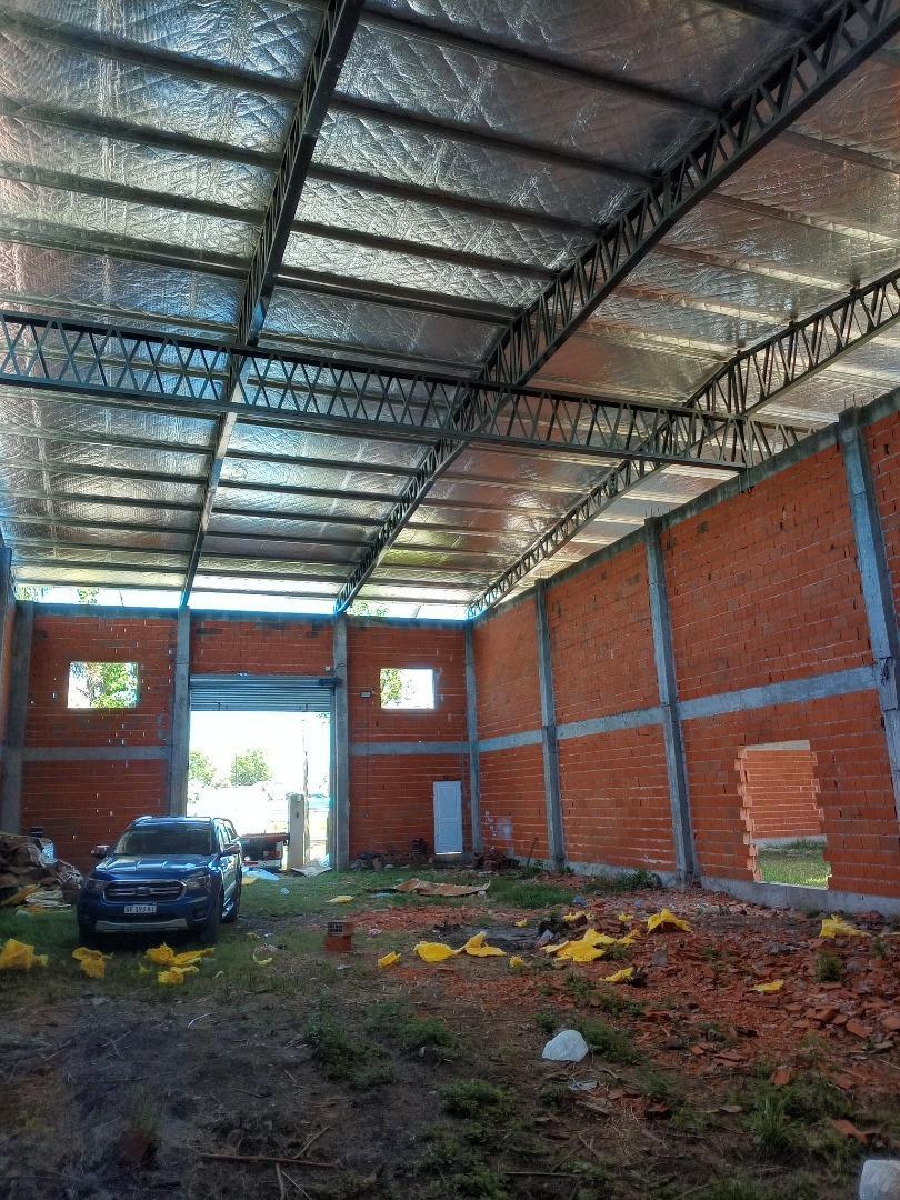 Galpones+ playón en alquiler sobre acceso oeste