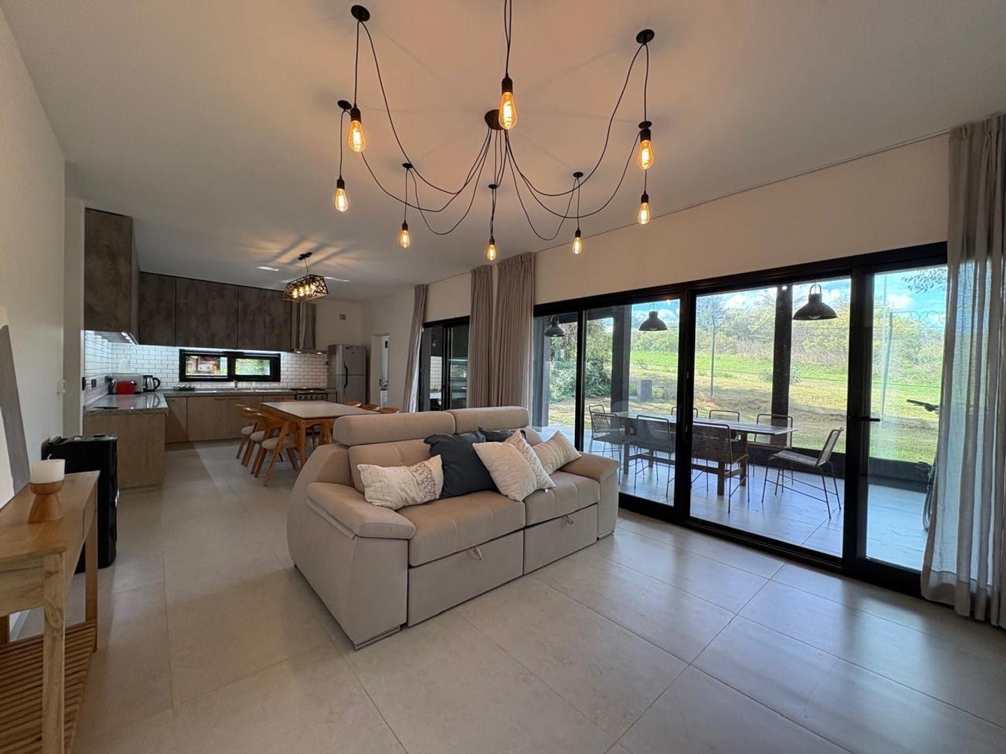 Casa en Alquiler de 3 dormitorios