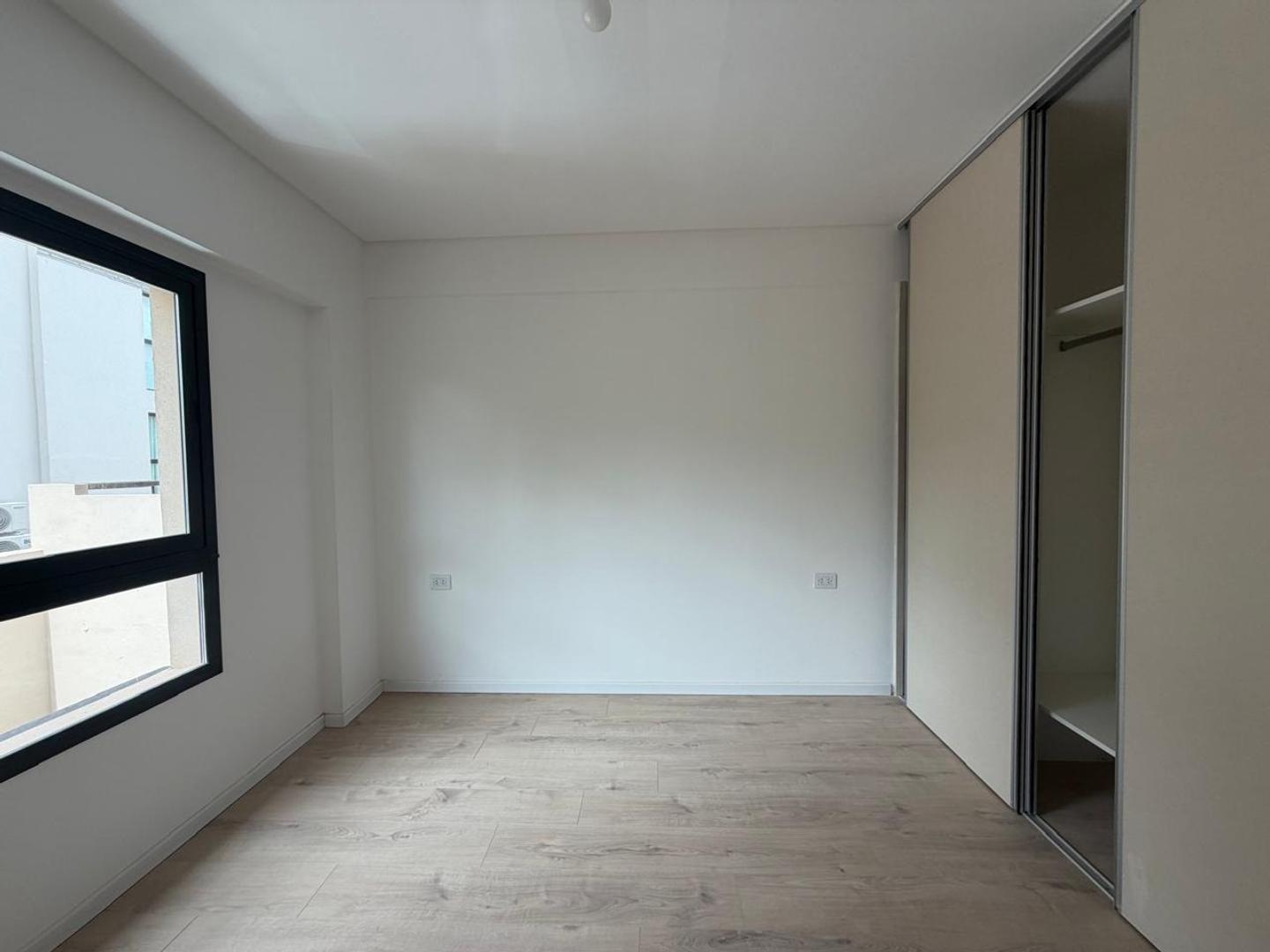 Paulino Rojas 300, Piso 1