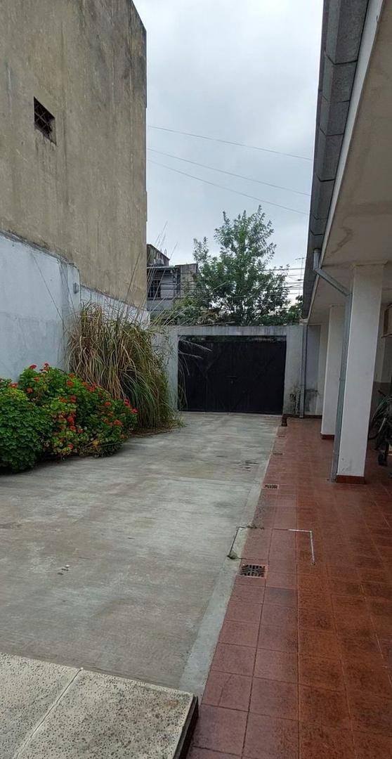 Casa 7 ambientes con 2 baños