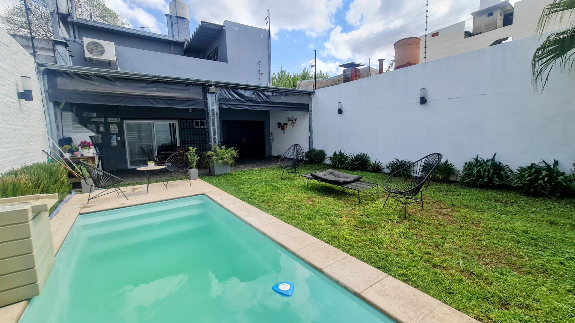VENTA CASA 5 AMB CON PILETA, FONDO, COCHERA DOBLE BERNAL