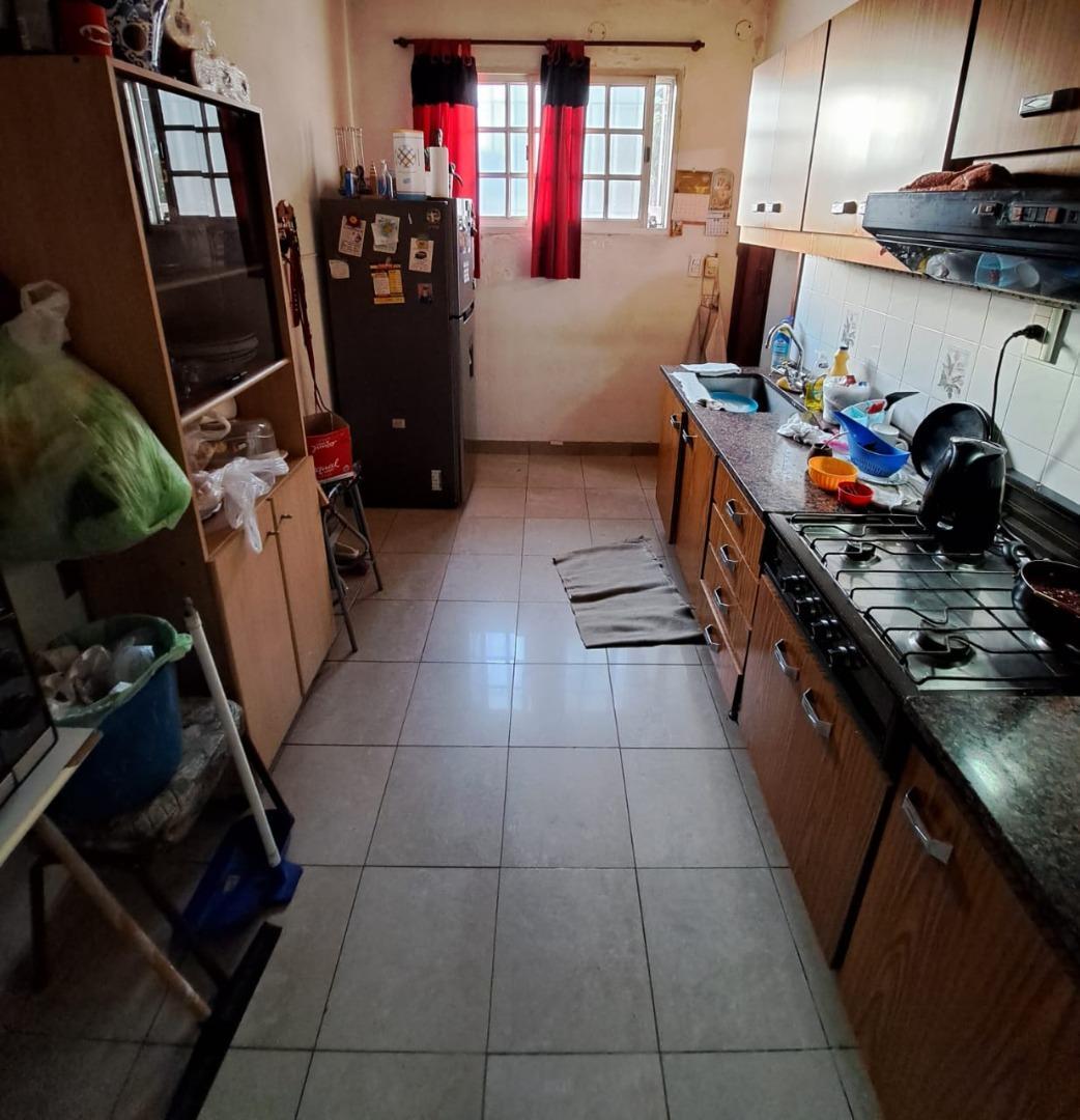 CASA EN VENTA 3 AMBIENTES CON JARDIN Y COCHERA