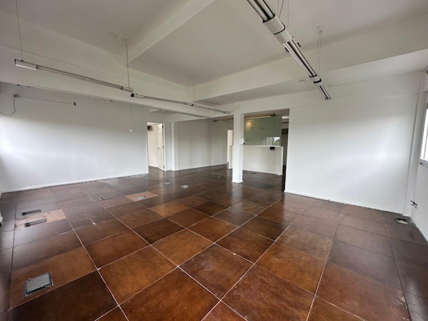 Oficina con excelente ubicacion y acceso en San Isidro