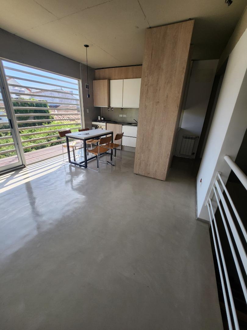 Triplex 3 Amb con Balcón y Cochera Privada en Olivos