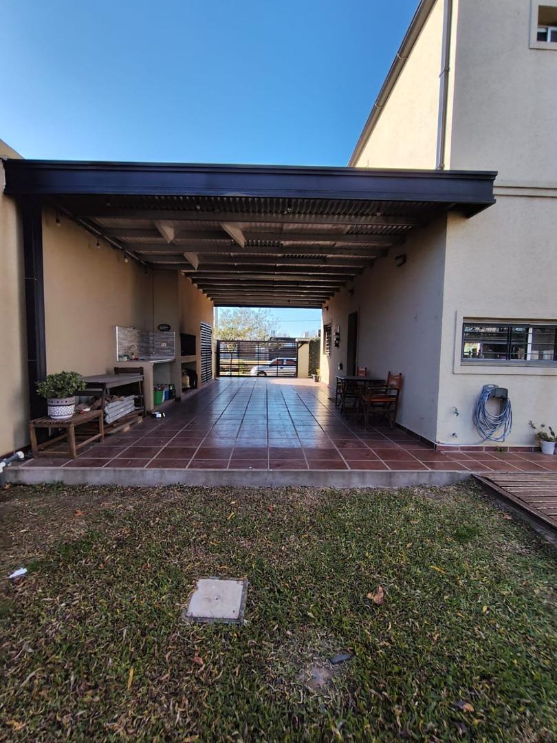 CASA IMPECABLE EN VENTA CON GRAN PATIO Y PILETA