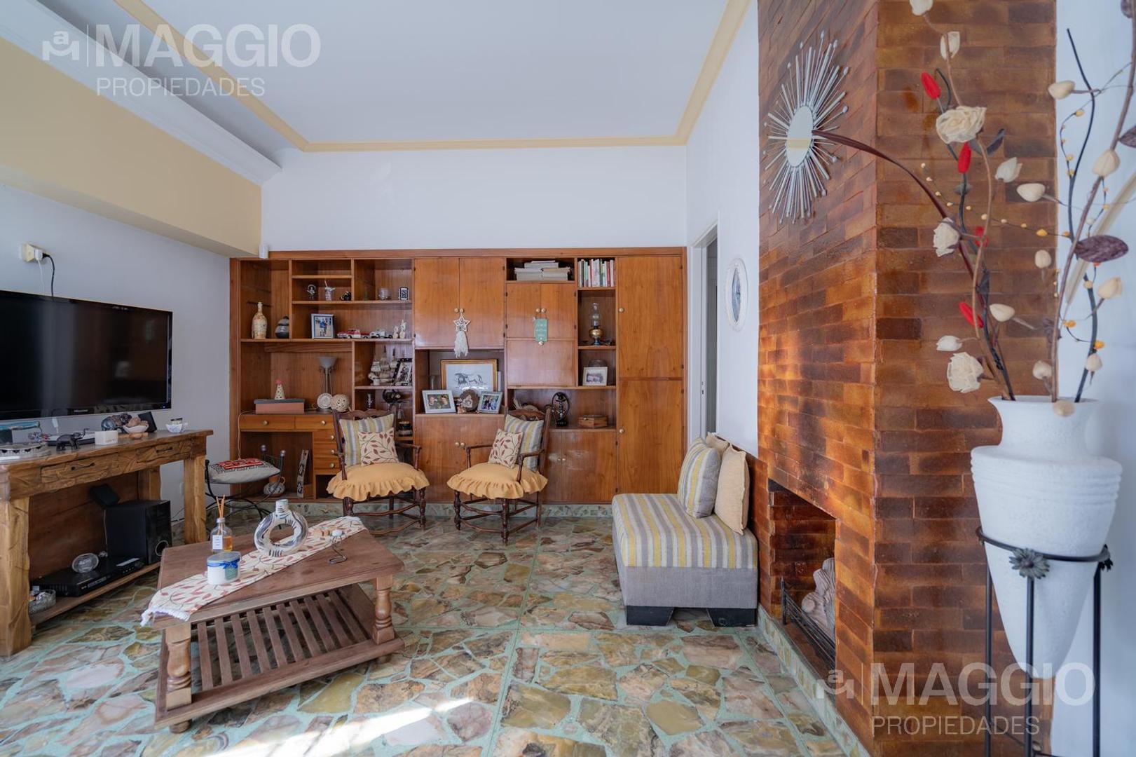 Casa en Venta con 2 cocheras