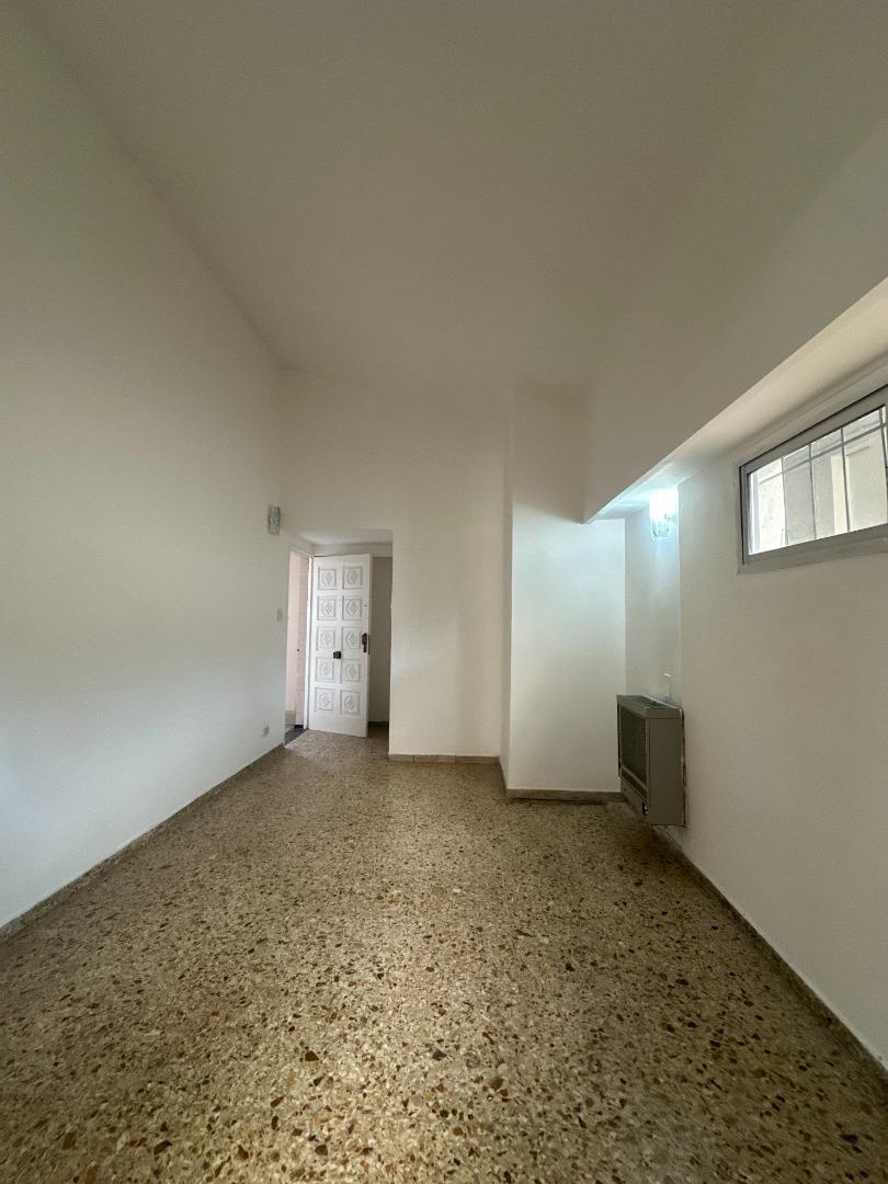 Dpto tipo casa 3 amb con patio - M.Chimento 989