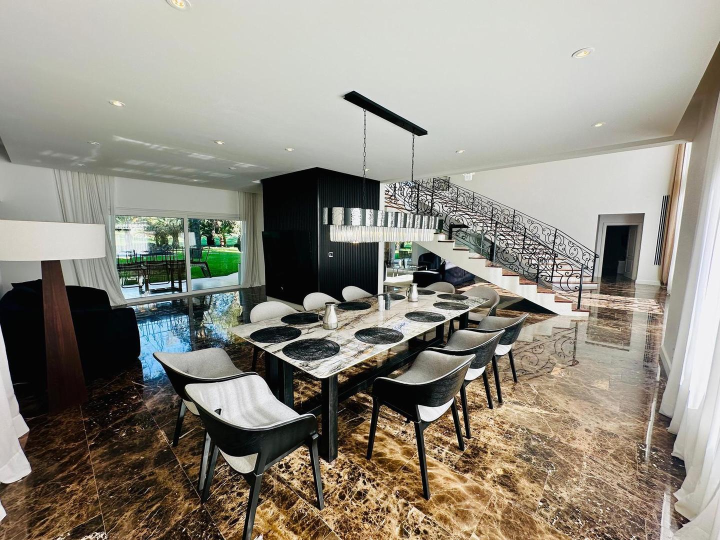 Casa 7 ambientes con 6 baños