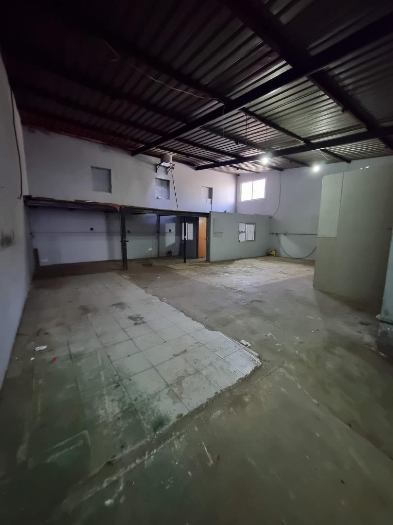 Galpón al cotrafrente de 119 mts.2 con entrada para vehículo