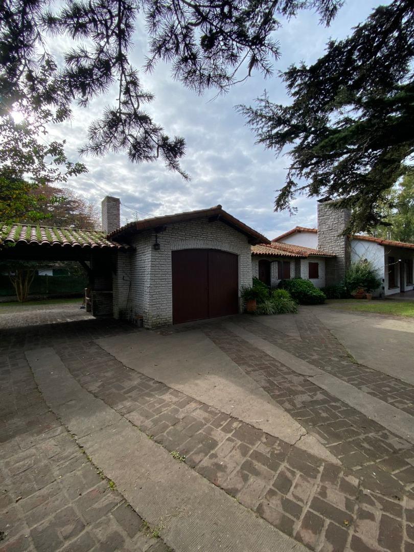 Casa en Venta con 3 cocheras