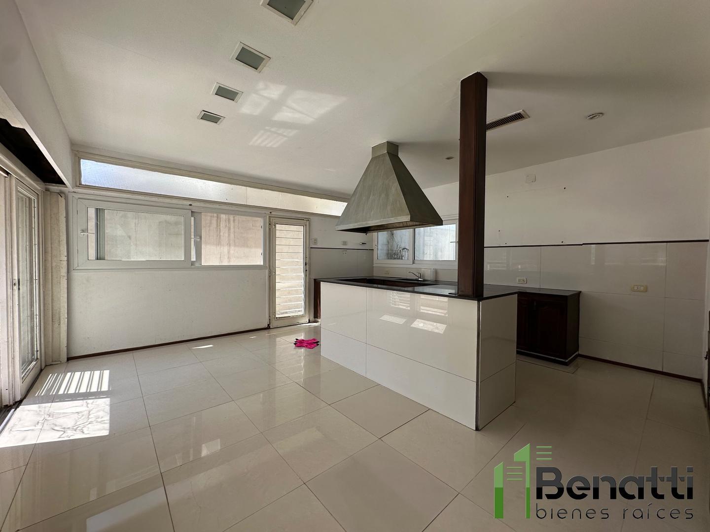 Casa 6 ambientes con 4 baños